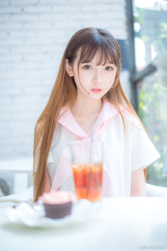 “曹操曾经不守规矩，妄图以刺段行刺主公以及少主，奸计未遂，蜀中虽然消息鄙陋，但这已经是一年前的事情，后果如何，诸位应该清楚，中原四州之地，上至险要，下至县令，无论本人还是家人，尽皆遭到死亡刺杀，徐州陈氏，乃徐州第一大族，经此一战，烟消云散，满门皆屠。”庞统挣了挣双臂，没能挣脱，也不再费力，只是看向帐中众将，淡然道：“诸位杀了我之后，可以让家人准备后事了，记住，是全家的。”